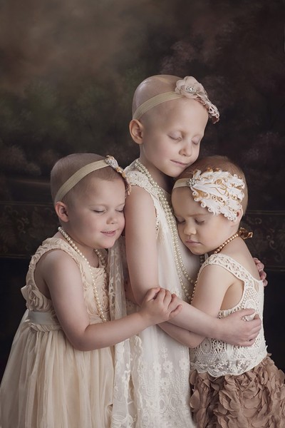 Fotografia celor trei fetițe bolnave de cancer care a emoționat lumea, recreată după 3 ani. Cum arată acum