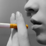 Femeile fac mai usor cancer pulmonar desi fumeaza mai putin
