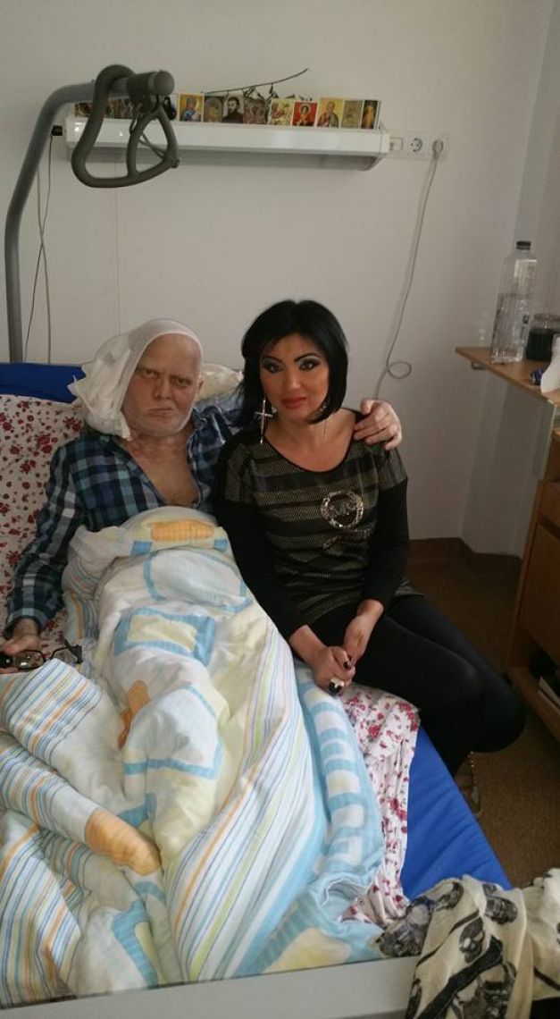 Marian Dârţă, pe patul de spital, alături de vedeta de televiziune Adriana Bahmuţeanu. FOTO Facebook